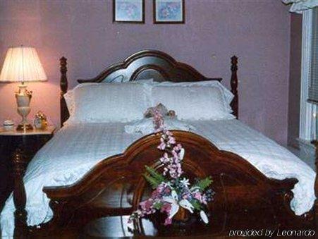 Isaac Hilliard House Bed And Breakfast Pemberton Room photo